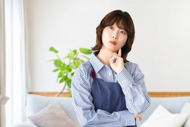 悩んでいる女性