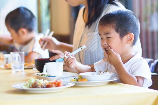 食事をしている子ども