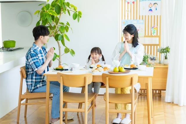 食事をしている親子